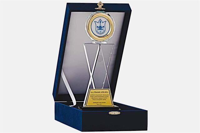 M82 Kadife Kutulu Kristal Plaket 28 cm
