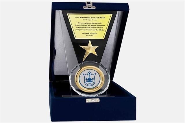 M106 Kadife Kutulu Kristal Plaket 26 cm M106 Kadife Kutulu Kristal Plaket 26 cm