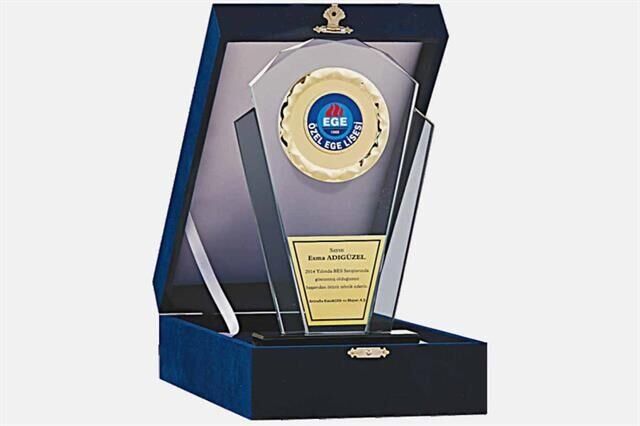 M140 Kadife Kutulu Kristal Plaket 26 cm